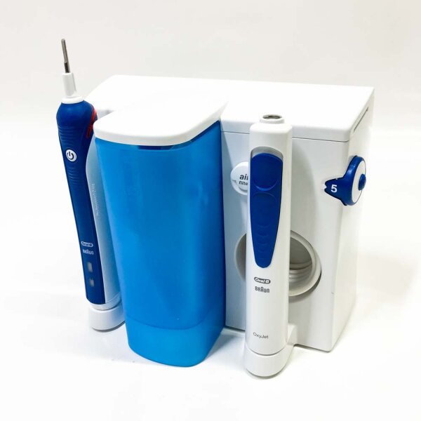 Oral-B Pro 2000 Elektrische Zahnbürste mit OxyJet Munddusche, 3 Aufsteckbürsten, 4 Ersatzdüsen, Set für Zahnreinigung und Zahnpflege, Geschenk Mann/Frau, Designed by Braun, weiß/blau (1erPack)