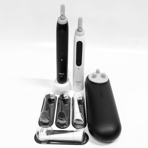 Oral-B iO Series 5 Plus Edition Elektrische Zahnbürste/Electric Toothbrush, Doppelpack PLUS 2 Aufsteckbürsten, 5 Putzmodi, Etui, recycelbare Verpackung, black/white