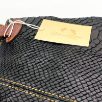 Bella&Quinny SAVONA. Classic, elegant womens handbag, handbag or shoulder bag. Genuine leather in a crocodile look, crocodile leather elaborately processed. Made in Italy, in the Italian tradition.