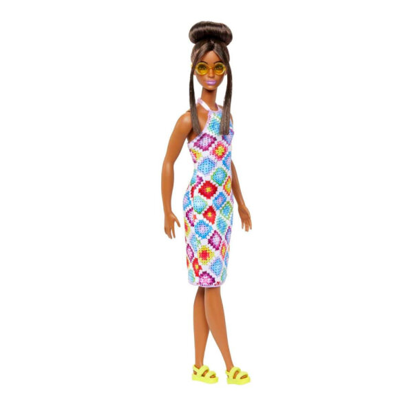 Barbie Fashionistas-Puppe Nr. 210 mit glamourösem Dutt und gehäkeltem Neckholder-Midikleid, goldener Sonnenbrille und klobigen gelben Sandalen, für Kinder ab 3 Jahren, HJT07