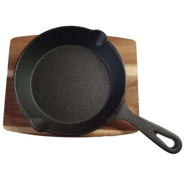 Gusseisen Grillpfännchen Ø 15,5 cm mit Servierbrett, ideal für BBQ und Ofengerichte, hitzebeständig und langlebig.