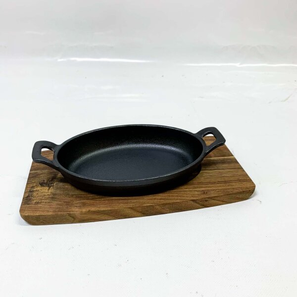 Cast iron grill pan Ø 18cm with serving board, ideal for grilled dishes, heat-resistant, even heat distribution.