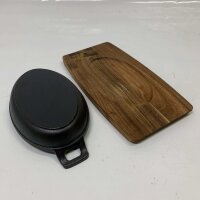 Cast iron grill pan Ø 18cm with serving board, ideal for grilled dishes, heat-resistant, even heat distribution.