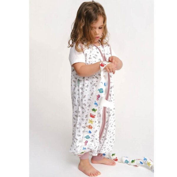 molis&co Baby Schlafsack mit Füßen 0.5 TOG, Sommerschlafsack, atmungsaktiv, ideal für warme Nächte, sorgt für Komfort und Sicherheit.