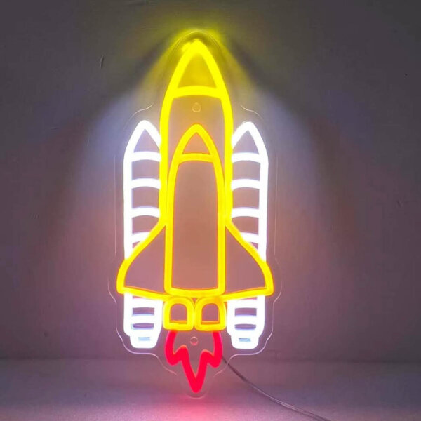 Neon LED Lampe, Weltraumrakete, 60x28 cm, Farben: Gelb, Rot, Weiß, ideal für Kinderzimmer, dekorativ und energieeffizient.