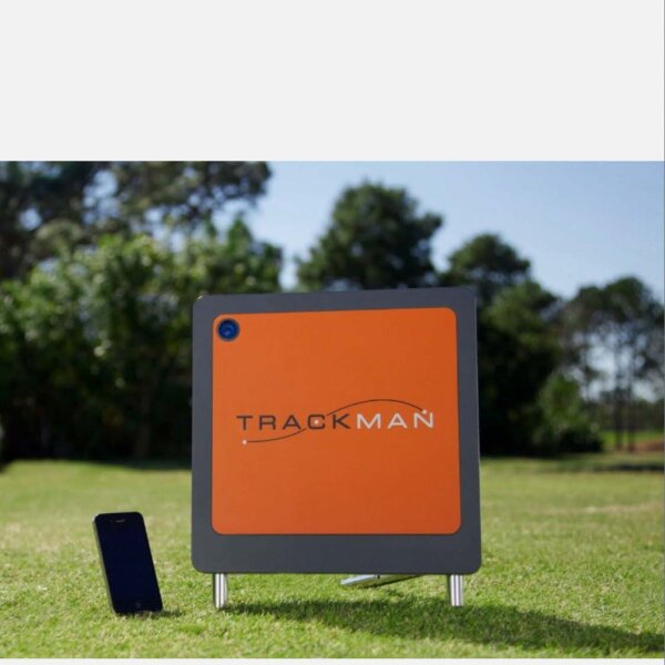 TRACKMAN 3e, Golf Launch Monitor, Innen/Außen, mit Kratzern und kleinen Beschädigungen, präzise Datenanalyse.