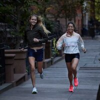 GARMIN Forerunner 165 Music, GPS Smartwatch, Fog Grey/White Stone, with music function, heart rate measurement, sports modes.