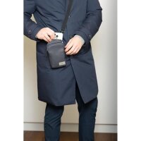 TROIKA BLUE CYCLE SMARTBAG, Umhängetasche, Fach für Visitenkarten, Schlüssel, Bargeld, Kopfhörer, verstellbarer Gurt, aus recyceltem Meeresplastik, dunkelgrau.