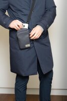 TROIKA BLUE CYCLE SMARTBAG, Umhängetasche, Fach für Visitenkarten, Schlüssel, Bargeld, Kopfhörer, verstellbarer Gurt, aus recyceltem Meeresplastik, dunkelgrau.