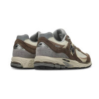 New Balance 2002R, EUR 45, Sneakers, breathable mesh, cushioning technology, timeless design, ideal for everyday wear and sports.