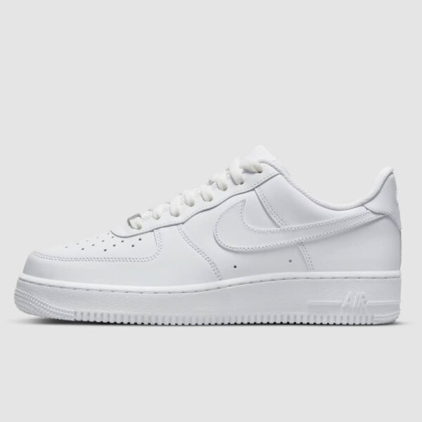 Nike Air Force 1 07, EUR 44, Sneakers, timeless design, cushioned sole, breathable upper, ideal for everyday wear.