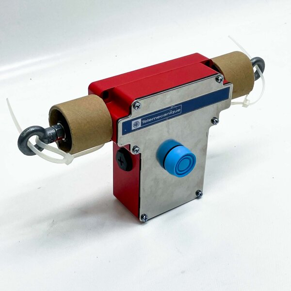 Telemecanique XY2CEDA290, cable pull emergency stop switch, 500 V, 6kV, IP66, 250V, robust for safety applications.