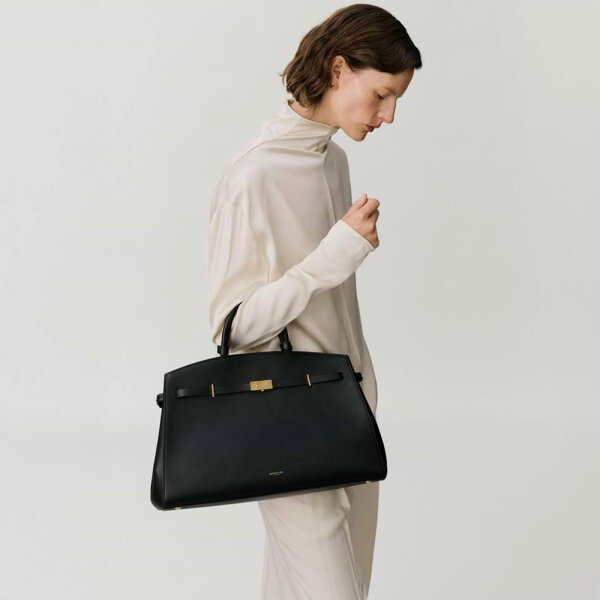 DeMellier The Hudson – womens handbag in grained black leather, timeless design, compact, high-quality workmanship