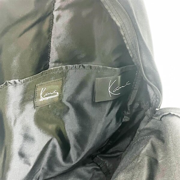 Karl Kani Signature Essential Rucksack, 100% Polyester, Schwarz, geräumig, verstellbare Träger, stylisch, robust