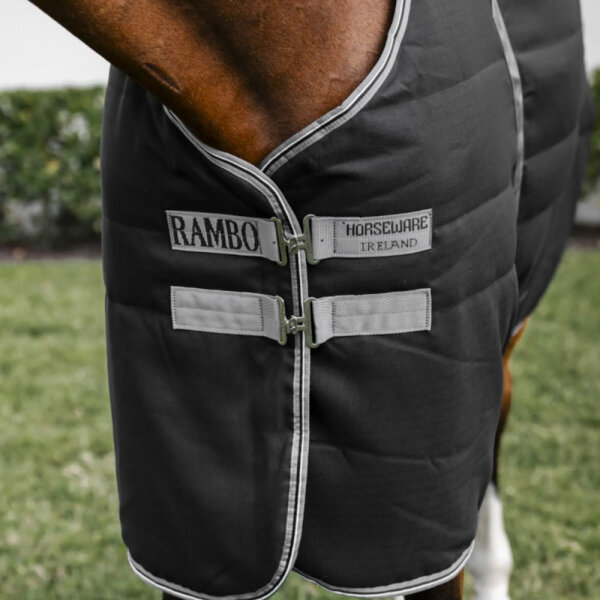 HORSEWARE Rambo Stalldecke 400g, glattes Futter, Größe 63, schwarz-grau, atmungsaktiv, robust, für Stallhaltung