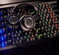 Audio-Technica ATH-M50x, geschlossener Studio-Monitorkopfhörer, 45mm Treiber, faltbar, abnehmbares Kabel, Schwarz
