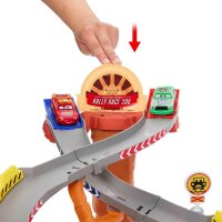 Mattel Disney Pixar Cars Rennspielset JFL57 – Lightning McQueen, Chick Hicks, 2 Boxencrew-Fahrzeuge, 2 Rennmodi, Rettungsweg-Rennstrecke