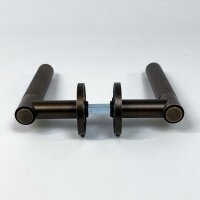 Alexander & Wilks AW220AB Türgriff mit Spitfire-Rändelhebel auf runder Rosette, Antikmessing-Optik