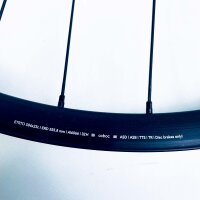 Coboc Vorderrad 650b TA, 60cm Durchmesser, matt, mit Felgenband, für E-Bikes und Urban Bikes, Steckachse, robustes Design, zuverlässige Performance, ideal für moderne Fahrräder.