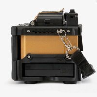 INNO Instrument M9+ Fusionsspleißgerät, Kompaktgerät, Glasfaserspleißer, 5-Zoll-Touchscreen, schnelle Spleißzeit, automatische Lichtbogenkalibrierung, robustes Design, ideal für Außeneinsätze, präzise Faserbearbeitung.