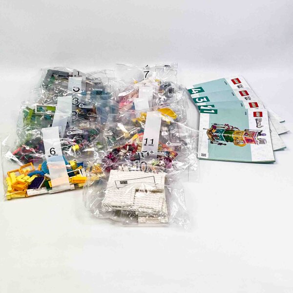 LEGO Friends 41748 Spielset, Gemeinschaftszentrum, Baukasten für Kinder, vielseitiges Stadtzentrum mit Räumen, Figuren und Zubehör, fördert Kreativität und Rollenspiel, detailreiches Design, kompatibel mit anderen LEGO Sets