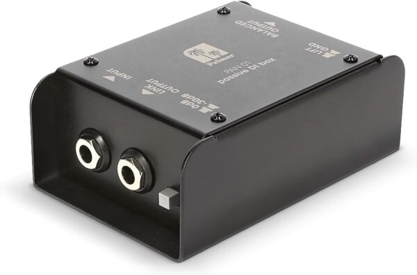 Palmer PAN01 DI-Box passive – Compact DI box, model PAN01, for guitar, bass, keyboard, passive design, robust metal housing, ground lift switch, balanced XLR output, ideal for stage and studio.