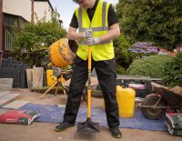 Roughneck ROU64379 Handstampfer, 20x20 cm, Verdichtungswerkzeug, ideal für Asphalt, Gehwege, Pflasterarbeiten, robuster Stahlkopf, ergonomischer Griff, effiziente Bodenverdichtung, langlebig, Profi-Qualität