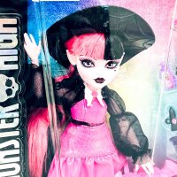 Mattel Monster High Draculaura Core Doll with Fashion Accessories and Pet
