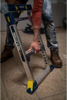 Werner 79023 verstellbare Arbeitsplattform, 136 kg Tragkraft, 10-fach höhenverstellbar 51–76 cm, silber, mit verstellbaren Beinen für unebenen Boden und Treppen