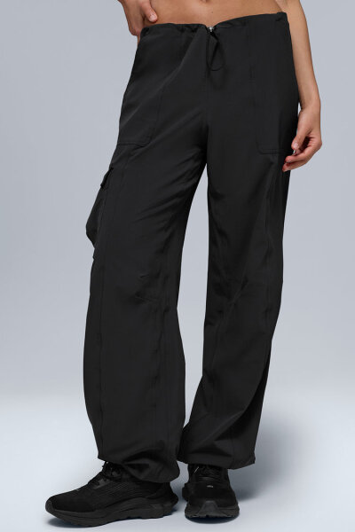 alo Yoga Megastar Cargohose, Größe M (8-10), Damenhose, niedriger Bund, viele Taschen, sportlich-lässig