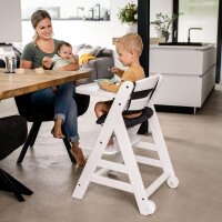 Hauck Beta+ Hochstuhl aus Holz - Set mit Rollen, 6 Monate–90 kg, Sitzkissen, Essbrett, Schutzbügel, Schrittgurt, 5-Punkt-Gurt, 8-fach höhenverstellbar, Weiß lasiert
