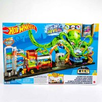 Hot Wheels HBY96 City Colour Reveal Car Wash Set, Water Tanks, 1 Colour Change Car, Race Track, Ages 4+