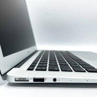 Apple MacBook Air 13,3″ (2017), Core i5 1,8 GHz, 8 GB/256 GB, Graphics 6000 1536 MB, AZERTY, macOS 10.14.6, 120 Ladezyklen, Silber, mit Ladegerät