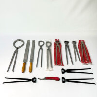 Professionelles Hufschmied-Werkzeugset mit Hufmessern, Hufzangen, Hufraspeln und Hufschmiedeschürzen